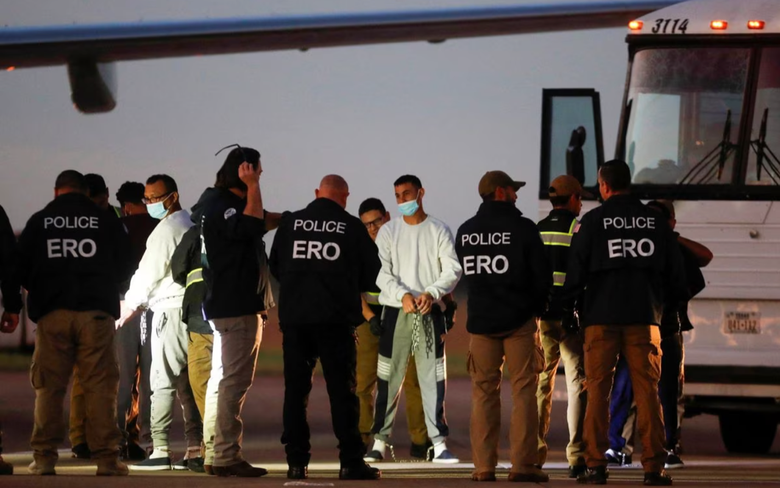Mỹ d&ugrave;ng nguy&ecirc;n m&aacute;y bay trục xuất người Venezuela nhập cư tr&aacute;i ph&eacute;p về nước