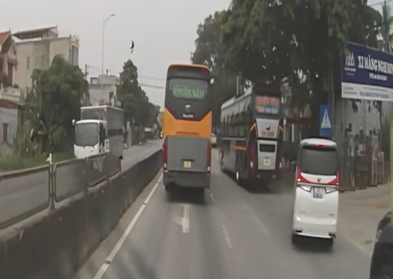 L&agrave;m r&otilde; c&aacute;c xe kh&aacute;ch ch&egrave;n &eacute;p, g&acirc;y rối tr&ecirc;n QL1A - Ảnh 1.