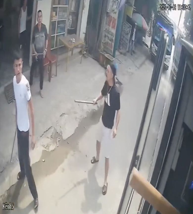 L&agrave;m r&otilde; c&aacute;c xe kh&aacute;ch ch&egrave;n &eacute;p, g&acirc;y rối tr&ecirc;n QL1A - Ảnh 2.