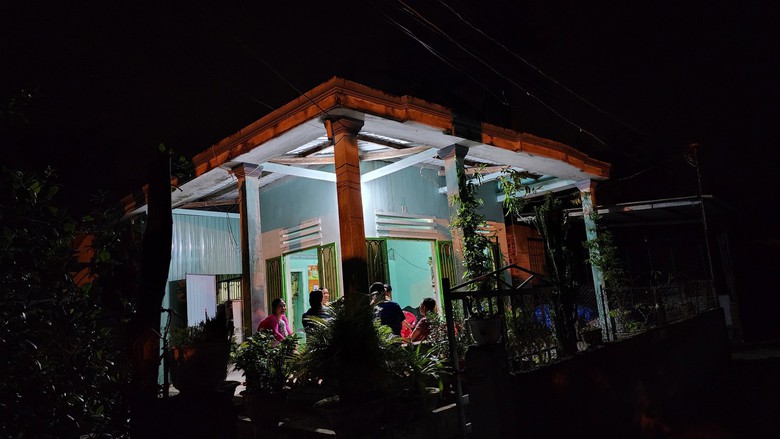 B&atilde;o l&ograve;ng trong căn nh&agrave; nhỏ giữa l&agrave;ng ch&agrave;i đ&ecirc;m khuya - Ảnh 3.