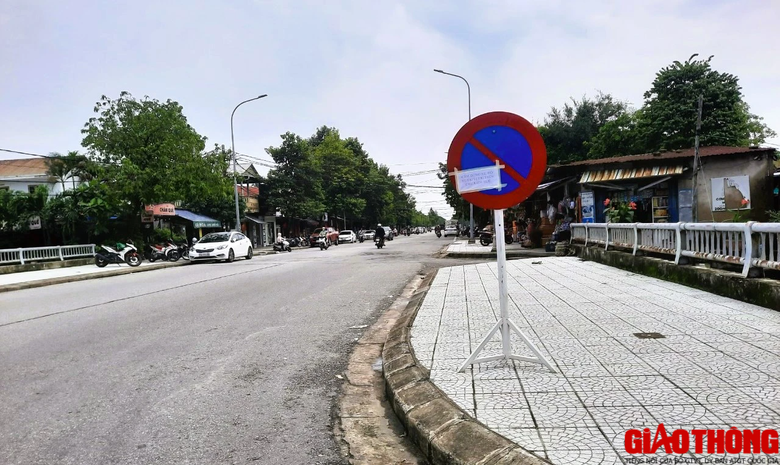 C&oacute; n&ecirc;n phạt &ocirc; t&ocirc; đua nhau l&ecirc;n đậu đỗ tr&ecirc;n cầu để... tr&aacute;nh lụt? - Ảnh 3.