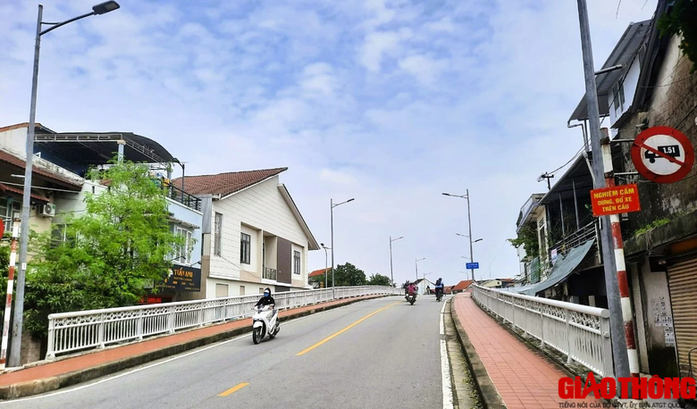 C&oacute; n&ecirc;n phạt &ocirc; t&ocirc; đua nhau l&ecirc;n đậu đỗ tr&ecirc;n cầu để... tr&aacute;nh lụt? - Ảnh 1.