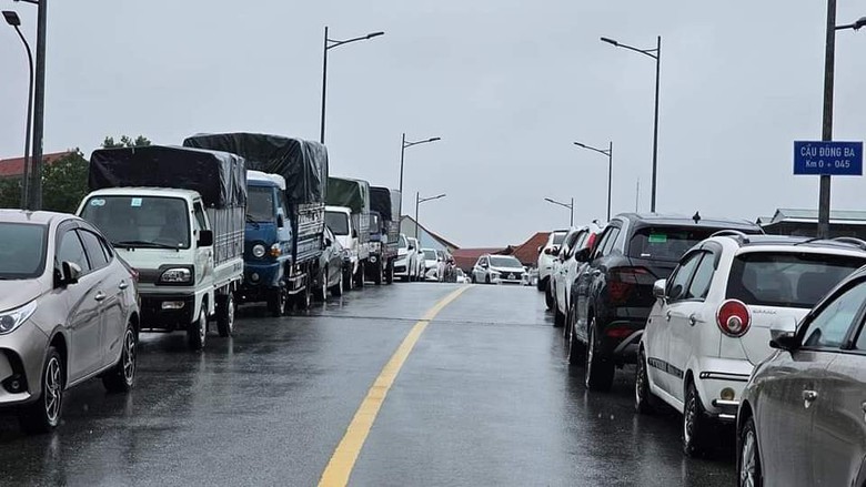 C&oacute; n&ecirc;n phạt &ocirc; t&ocirc; đua nhau l&ecirc;n đậu đỗ tr&ecirc;n cầu để... tr&aacute;nh lụt? - Ảnh 2.