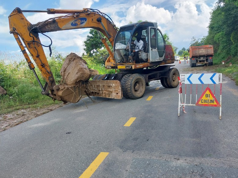 Gấp r&uacute;t khắc phục sạt lở đ&egrave;o Ngoạn Mục qua Ninh Thuận - Ảnh 1.