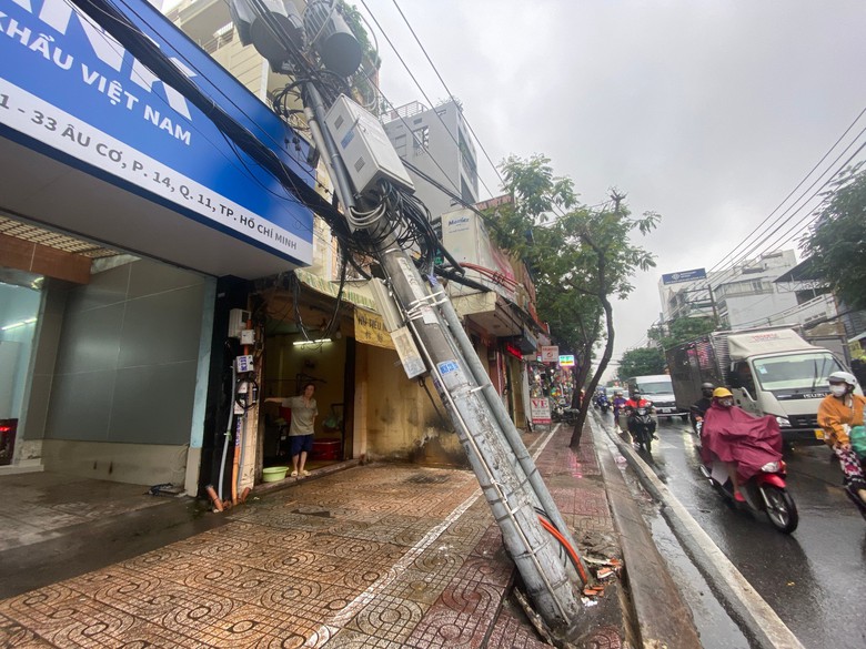 Mưa xối xả cả ng&agrave;y, trụ điện bật m&oacute;ng đổ v&agrave;o nh&agrave; d&acirc;n - Ảnh 1.