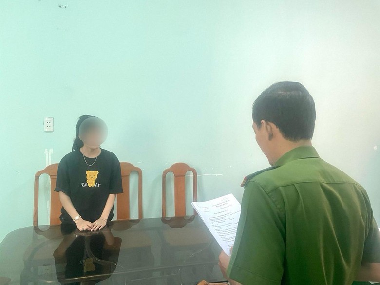 Quảng Ng&atilde;i khởi tố, bắt tạm giam ba đối tượng bắt giữ người tr&aacute;i ph&aacute;p luật - Ảnh 1.