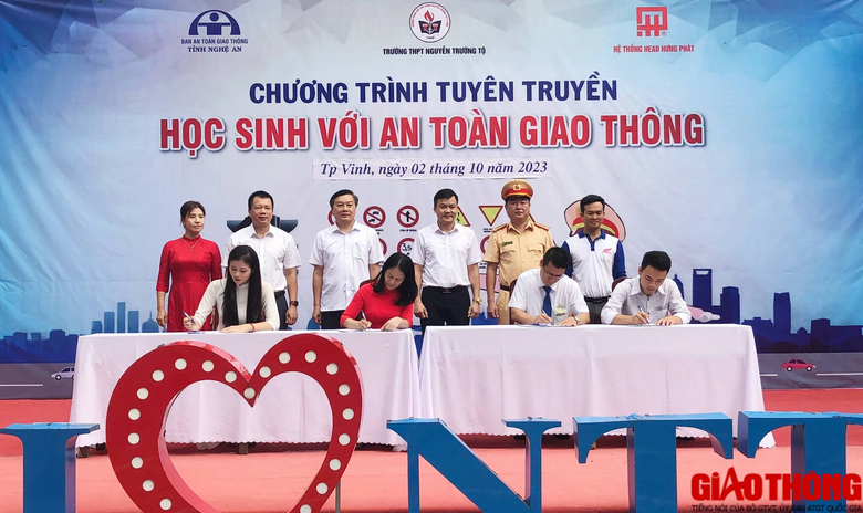 Hơn 1.500 học sinh c&ugrave;ng gi&aacute;o vi&ecirc;n, phụ huynh k&yacute; cam kết chấp h&agrave;nh nghi&ecirc;m luật giao th&ocirc;ng - Ảnh 1.