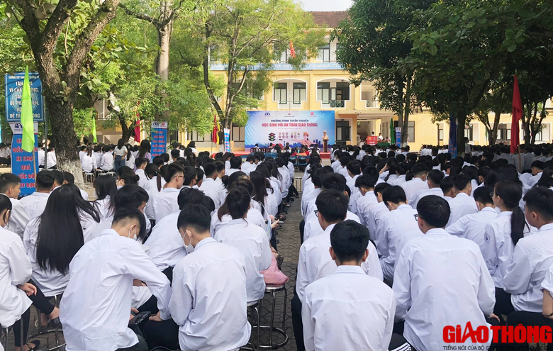 Hơn 1.500 học sinh c&ugrave;ng gi&aacute;o vi&ecirc;n, phụ huynh k&yacute; cam kết chấp h&agrave;nh nghi&ecirc;m luật giao th&ocirc;ng - Ảnh 2.