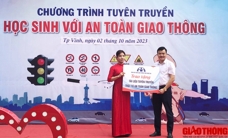 Hơn 1.500 học sinh c&ugrave;ng gi&aacute;o vi&ecirc;n, phụ huynh k&yacute; cam kết chấp h&agrave;nh nghi&ecirc;m luật giao th&ocirc;ng - Ảnh 3.