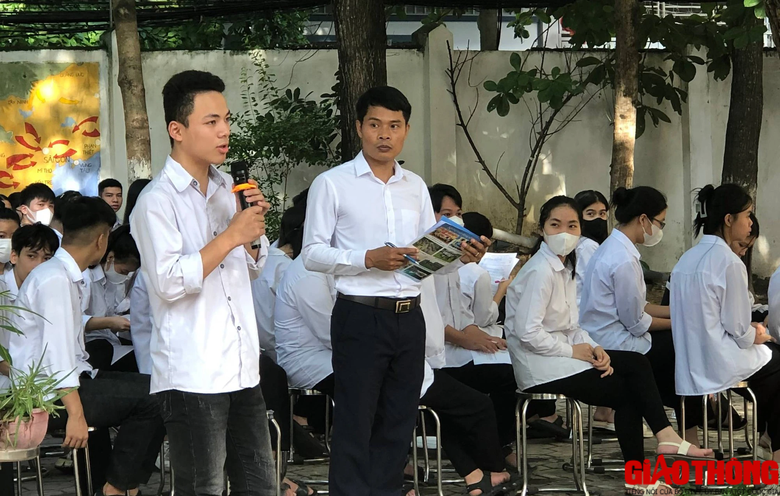 Hơn 1.500 học sinh c&ugrave;ng gi&aacute;o vi&ecirc;n, phụ huynh k&yacute; cam kết chấp h&agrave;nh nghi&ecirc;m luật giao th&ocirc;ng - Ảnh 4.