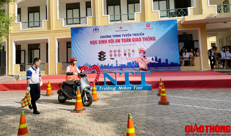Hơn 1.500 học sinh c&ugrave;ng gi&aacute;o vi&ecirc;n, phụ huynh k&yacute; cam kết chấp h&agrave;nh nghi&ecirc;m luật giao th&ocirc;ng - Ảnh 5.