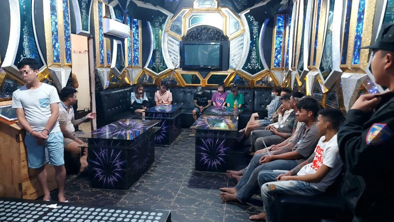 Thanh ni&ecirc;n mở đại tiệc ma t&uacute;y tại qu&aacute;n karaoke &ldquo;chi&ecirc;u đ&atilde;i&rdquo; bạn b&egrave; - Ảnh 1.