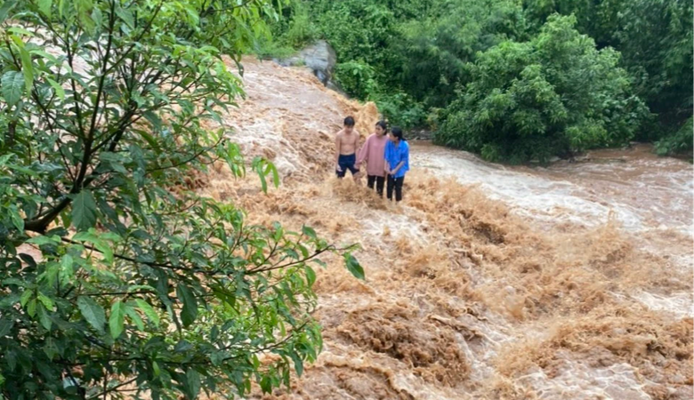 Gia Lai: Cứu hộ thành công 4 cháu bé bị lũ cô lập - Ảnh 1. Gia Lai: Cứu hộ thành công 4 cháu bé bị lũ cô lập - Ảnh 1.