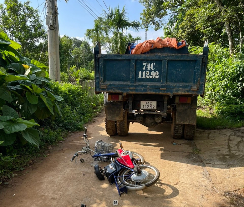 Gặp nạn tr&ecirc;n đường tới trường, chị tử vong, em g&atilde;y ch&acirc;n   - Ảnh 1.