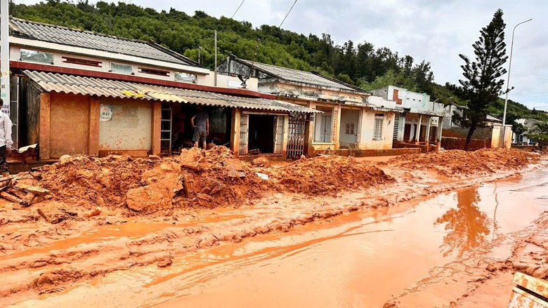 Sạt lở cầu tr&ecirc;n đường ven biển B&igrave;nh Thuận: &ocirc; t&ocirc; đi lại thế n&agrave;o? - Ảnh 3.