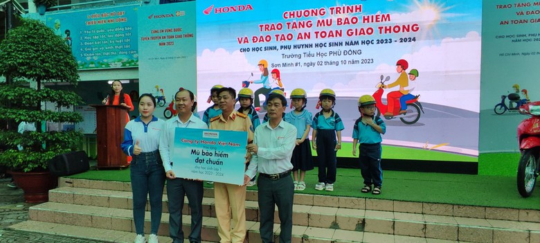 Trao tặng 1.300 mũ bảo hiểm cho học sinh ở TP.HCM - Ảnh 1.