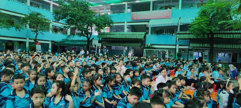 Trao tặng 1.300 mũ bảo hiểm cho học sinh ở TP.HCM - Ảnh 2.