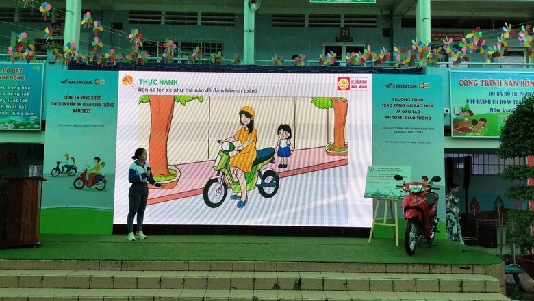 Trao tặng 1.300 mũ bảo hiểm cho học sinh ở TP.HCM - Ảnh 4.