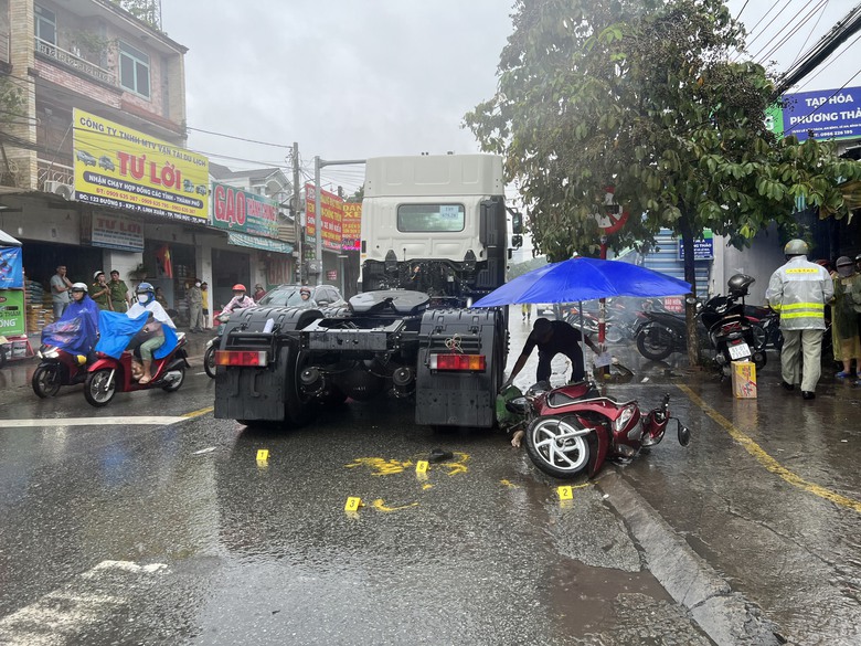 Xe đầu k&eacute;o ủi xe m&aacute;y, mẹ tử vong, con g&aacute;i nhỏ được người d&acirc;n k&eacute;o ra từ gầm xe - Ảnh 1.