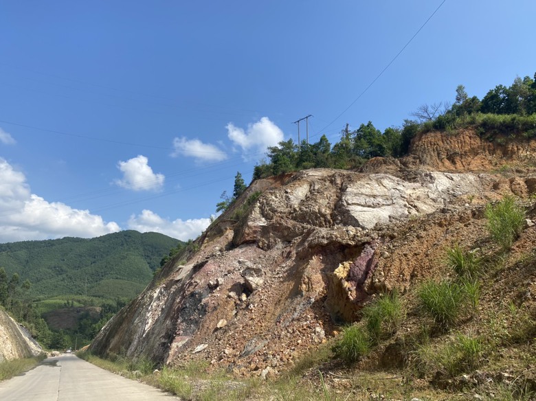 V&igrave; sao đường li&ecirc;n x&atilde; gần 80 tỷ đồng ở TP U&ocirc;ng B&iacute; cứ mưa l&agrave; sạt lở, chia cắt? - Ảnh 3.