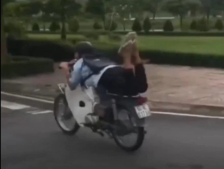 Vĩnh Long: Xác minh clip nam thanh niên nằm lên yên lái xe - Ảnh 1.