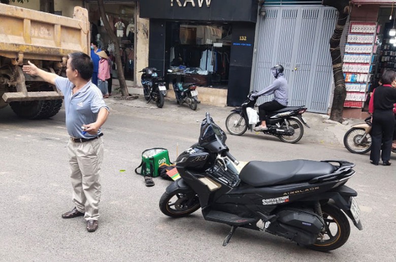 Hiện trường vụ tai nạn khiến nam shipper tử vong tại chỗ. Hiện trường vụ tai nạn khiến nam shipper tử vong tại chỗ.