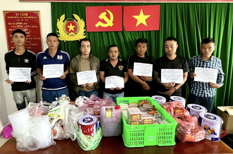 Bắt khẩn cấp nh&oacute;m du c&ocirc;n tạt sơn v&agrave; mắm t&ocirc;m v&agrave;o nh&agrave; con nợ - Ảnh 1.