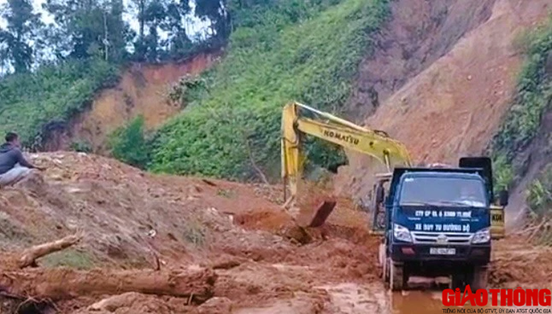 Th&ocirc;ng tuyến điểm sạt lở g&acirc;y tắc đường Hồ Ch&iacute; Minh qua Thừa Thi&ecirc;n Huế - Ảnh 1.