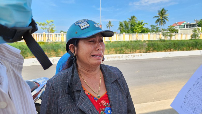 Người thân nức nở ngóng đợi ngư dân trở về - Ảnh 2. Người thân nức nở ngóng đợi ngư dân trở về - Ảnh 2.