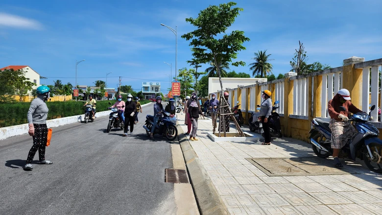 Người thân nức nở ngóng đợi ngư dân trở về - Ảnh 1. Người thân nức nở ngóng đợi ngư dân trở về - Ảnh 1.