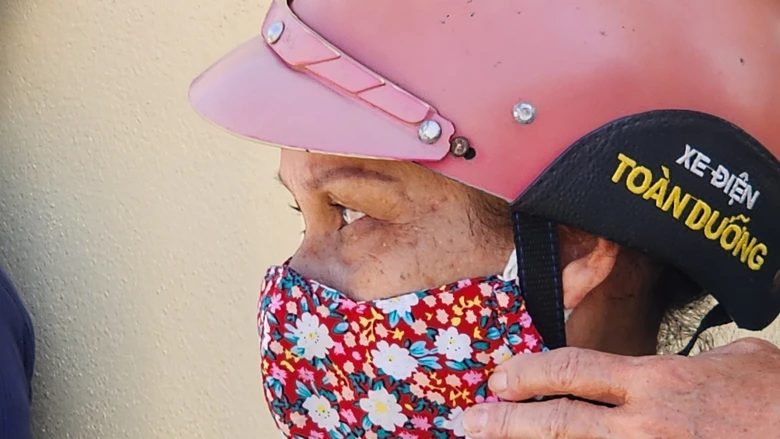 Người thân nức nở ngóng đợi ngư dân trở về - Ảnh 3. Người thân nức nở ngóng đợi ngư dân trở về - Ảnh 3.