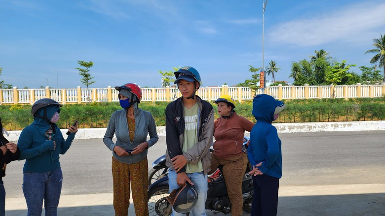 Người thân nức nở ngóng đợi ngư dân trở về - Ảnh 5. Người thân nức nở ngóng đợi ngư dân trở về - Ảnh 5.