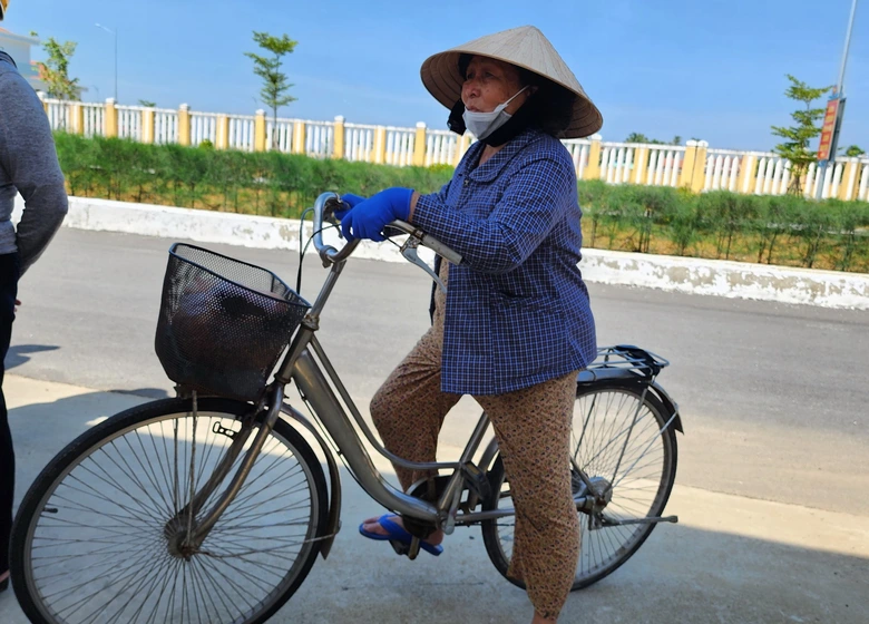 Người thân nức nở ngóng đợi ngư dân trở về - Ảnh 6. Người thân nức nở ngóng đợi ngư dân trở về - Ảnh 6.