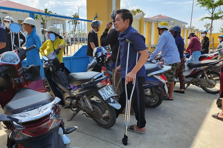 Người thân nức nở ngóng đợi ngư dân trở về - Ảnh 7. Người thân nức nở ngóng đợi ngư dân trở về - Ảnh 7.