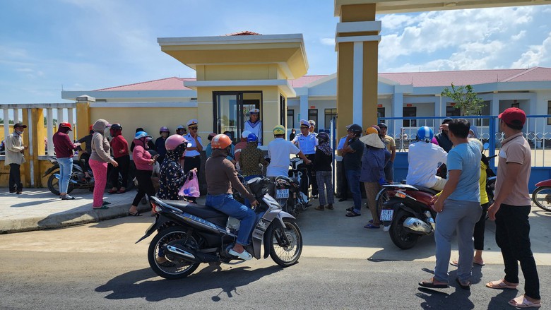 Người thân nức nở ngóng đợi ngư dân trở về - Ảnh 8. Người thân nức nở ngóng đợi ngư dân trở về - Ảnh 8.