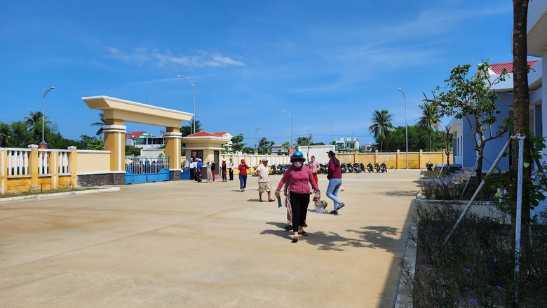 Người thân nức nở ngóng đợi ngư dân trở về - Ảnh 9. Người thân nức nở ngóng đợi ngư dân trở về - Ảnh 9.