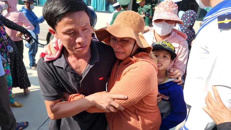 Vụ chìm tàu Quảng Nam: Xúc động giây phút đoàn viên - Ảnh 6. Vụ chìm tàu Quảng Nam: Xúc động giây phút đoàn viên - Ảnh 6.