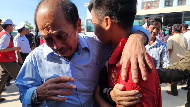 Vụ chìm tàu Quảng Nam: Xúc động giây phút đoàn viên - Ảnh 9. Vụ chìm tàu Quảng Nam: Xúc động giây phút đoàn viên - Ảnh 9.