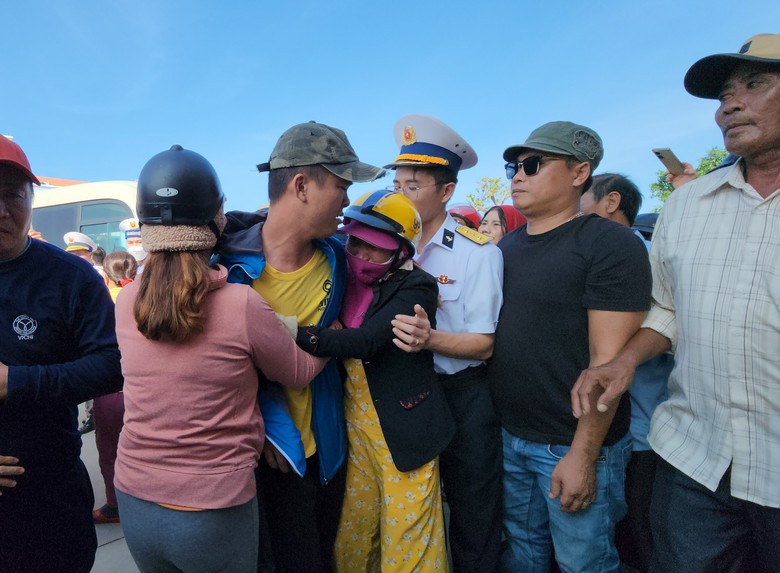 Vụ chìm tàu Quảng Nam: Xúc động giây phút đoàn viên - Ảnh 2. Vụ chìm tàu Quảng Nam: Xúc động giây phút đoàn viên - Ảnh 2.