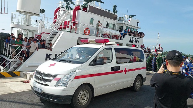 Toàn cảnh đón ngư dân tàu câu mực Quảng Nam bị chìm trở về - Ảnh 3. Toàn cảnh đón ngư dân tàu câu mực Quảng Nam bị chìm trở về - Ảnh 3.