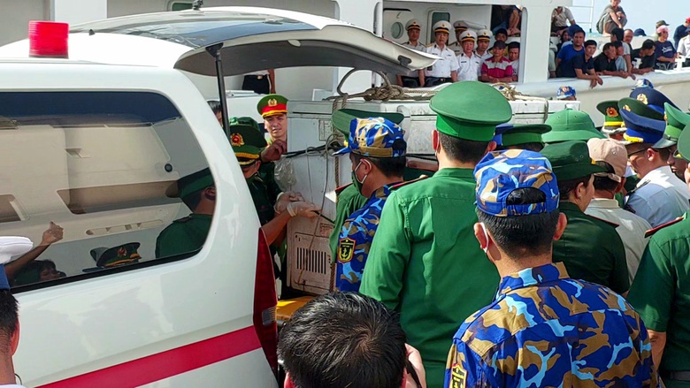 Toàn cảnh đón ngư dân tàu câu mực Quảng Nam bị chìm trở về - Ảnh 4. Toàn cảnh đón ngư dân tàu câu mực Quảng Nam bị chìm trở về - Ảnh 4.