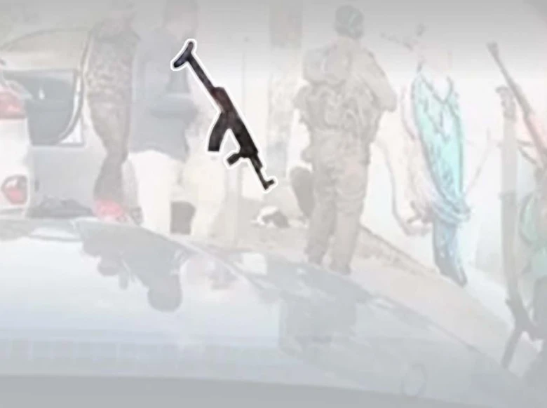 M&aacute;y ủi, d&ugrave; lượn, AK-47 - Kh&aacute;m ph&aacute; kho vũ kh&iacute; "ma qu&aacute;i" của Hamas khiến Israel bất ngờ! - Ảnh 2.
