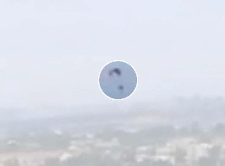 M&aacute;y ủi, d&ugrave; lượn, AK-47 - Kh&aacute;m ph&aacute; kho vũ kh&iacute; "ma qu&aacute;i" của Hamas khiến Israel bất ngờ! - Ảnh 6.
