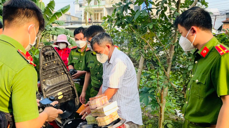 Bu&ocirc;n lậu v&agrave;ng xuy&ecirc;n bi&ecirc;n giới, chủ tiệm v&agrave;ng c&ugrave;ng 5 đồng phạm ở An Giang bị truy tố - Ảnh 2.