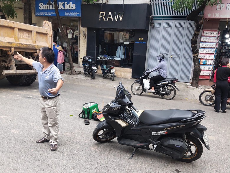 H&agrave; Nội: Vượt xe tải rồi va chạm với xe m&aacute;y, nam shipper tử vong tại chỗ - Ảnh 1.