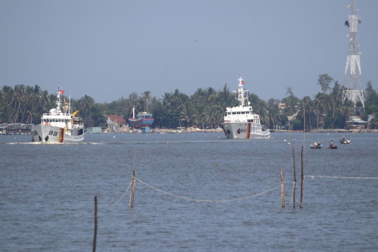 Toàn cảnh đón ngư dân tàu câu mực Quảng Nam bị chìm trở về - Ảnh 1. Toàn cảnh đón ngư dân tàu câu mực Quảng Nam bị chìm trở về - Ảnh 1.