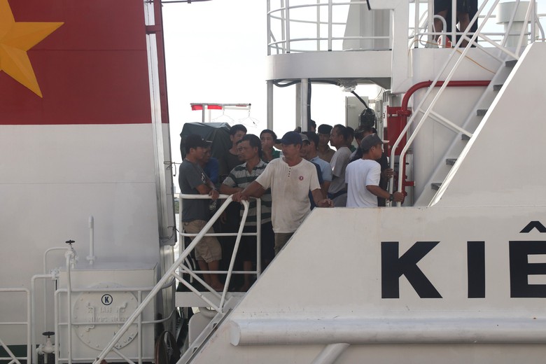 Toàn cảnh đón ngư dân tàu câu mực Quảng Nam bị chìm trở về - Ảnh 9. Toàn cảnh đón ngư dân tàu câu mực Quảng Nam bị chìm trở về - Ảnh 9.