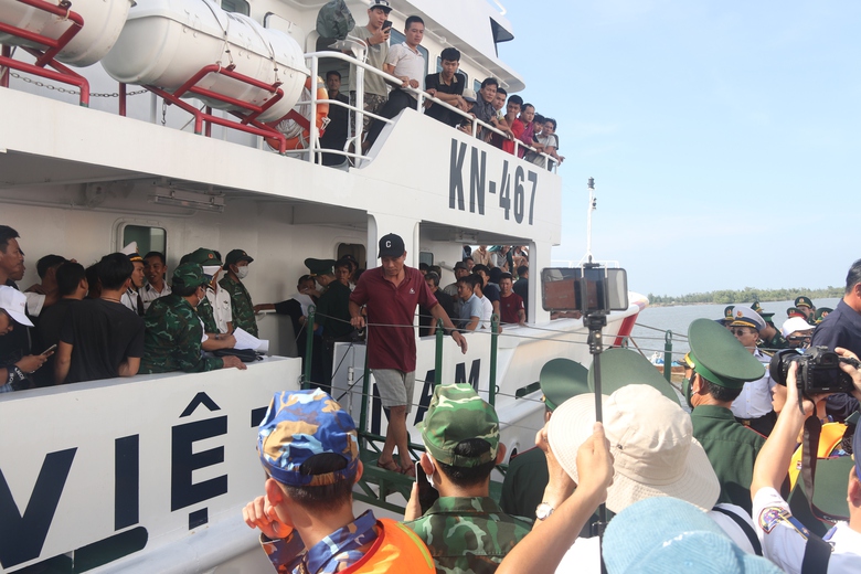 Toàn cảnh đón ngư dân tàu câu mực Quảng Nam bị chìm trở về - Ảnh 7. Toàn cảnh đón ngư dân tàu câu mực Quảng Nam bị chìm trở về - Ảnh 7.