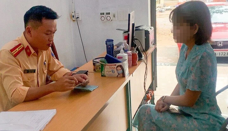 Xử phạt, tước GPLX nữ t&agrave;i xế chạy xe ngược chiều tr&ecirc;n cao tốc Nội B&agrave;i - L&agrave;o Cai - Ảnh 1.