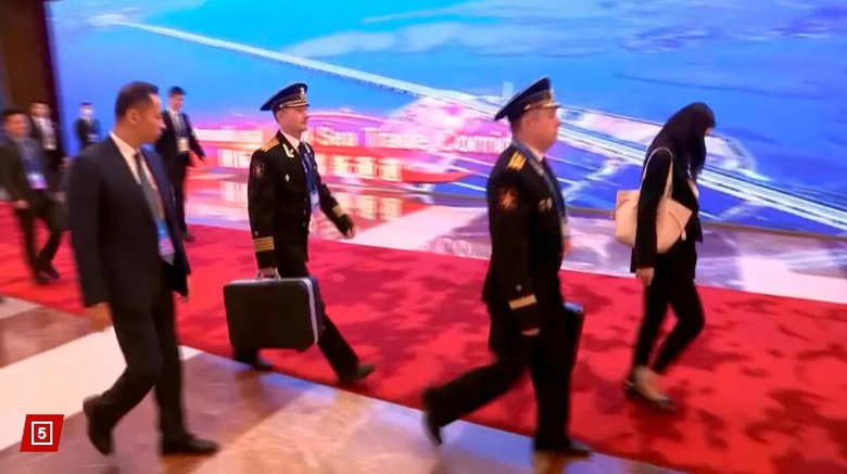 B&ecirc;n trong chiếc vali hạt nh&acirc;n xuất hiện c&ugrave;ng &ocirc;ng Putin tại Trung Quốc c&oacute; g&igrave;?  - Ảnh 1.
